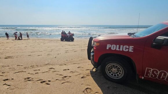 Rescatan a tres turistas atrapados por corrientes en playas de Mazatlán, Sinaloa