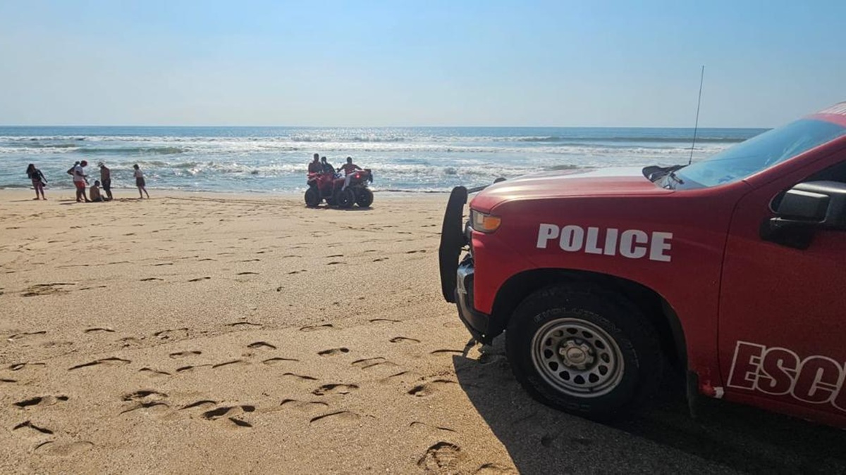 Rescatan a turistas de playas de Mazatlán.