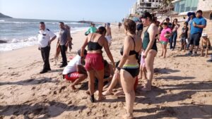 Rescatan a personas de playas de Mazatlán