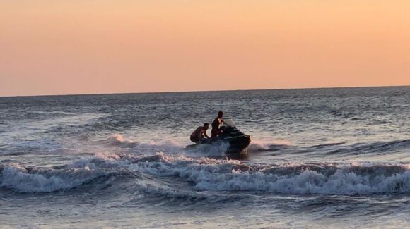 Rescatan a cinco bañistas arrastrados por corrientes en playas de Mazatlán, Sinaloa