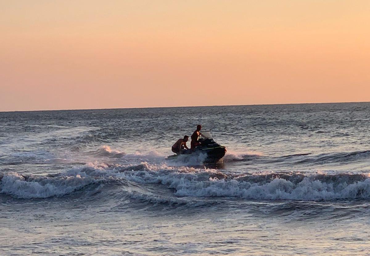 Rescatan a personas de playas de Mazatlán