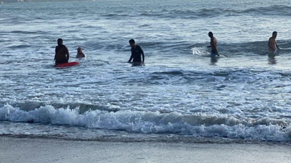 Rescatan a 25 personas en playas de Mazatlán, Sinaloa, durante operativo del Día de Muertos