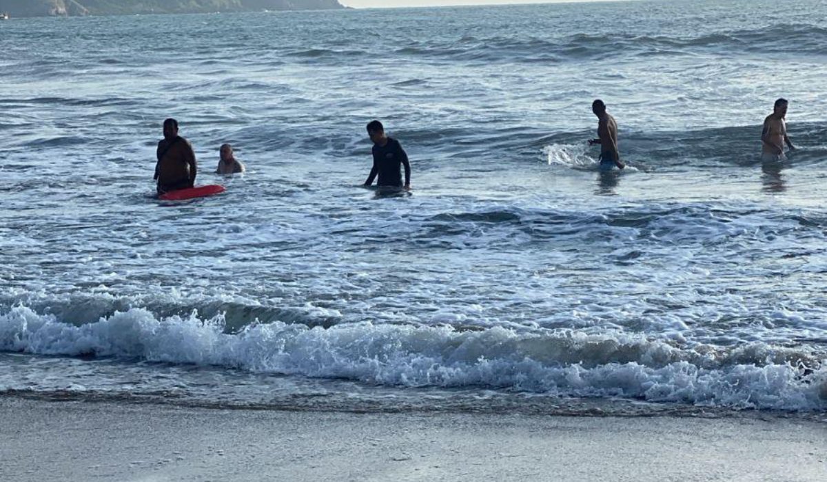 Rescate de turistas en playas de Mazatlán, Sinaloa