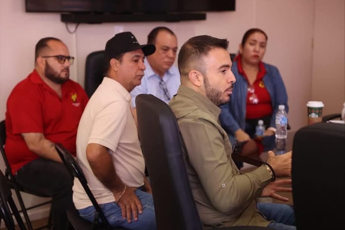 Reunión de comerciantes del mercado Miguel Hidalgo con la alcaldesa de Mazatlán