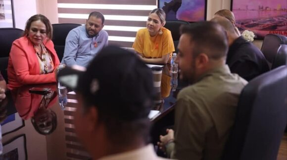 Estrella Palacios y locatarios del mercado “Miguel Hidalgo” en Mazatlán, Sinaloa, revisan ordenamiento del recinto
