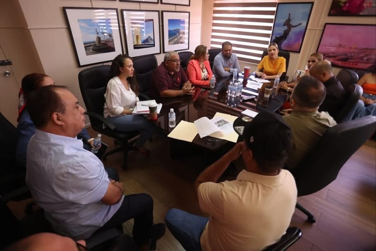Reunión de comerciantes del mercado Miguel Hidalgo con la alcaldesa de Mazatlán