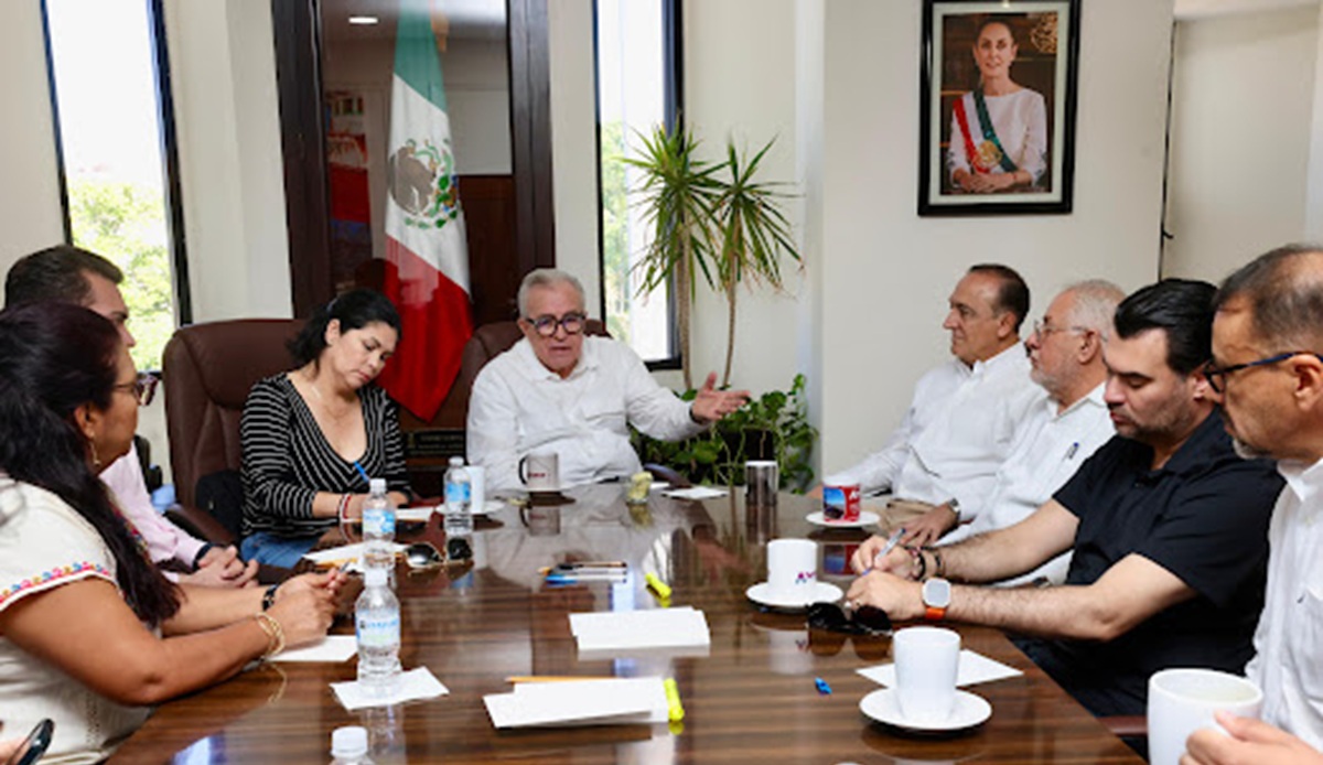 Rubén Rocha Moya se reúne con alcalde y diputados de Ahome