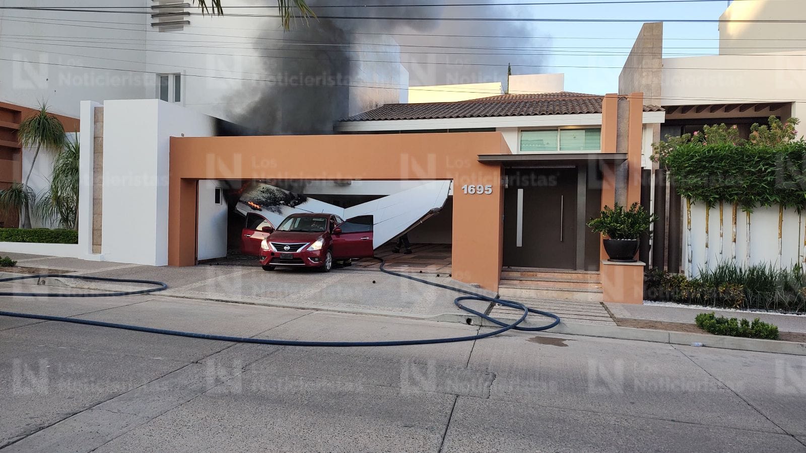 Revientan e incendian otra residencia en Colinas de San Miguel en Culiacán