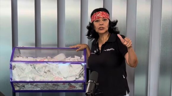 ¡Nuevecita de paquete! Brisa Monserrat se gana la motocicleta de la promoción ‘A Toda Máquina’, de Vibra 99.5 FM en Mazatlán, Sinaloa