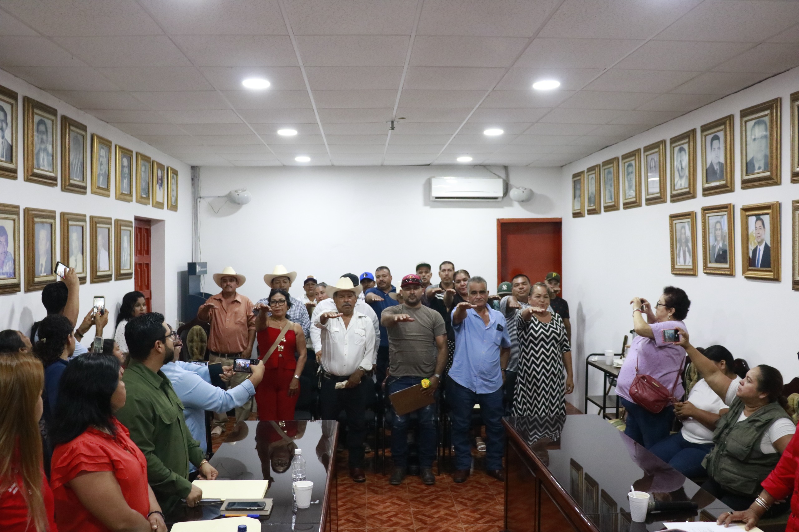 Rinden protesta síndicos y comisarios de Escuinapa