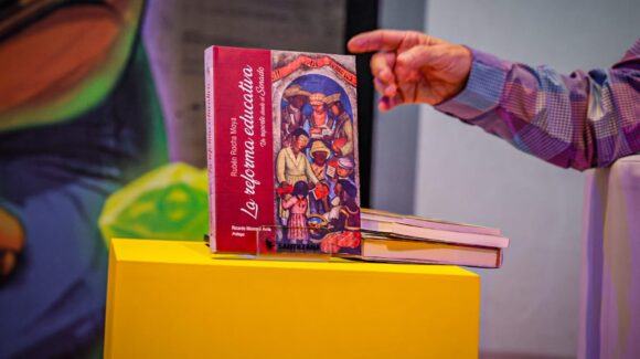 Rocha presenta su obra “La reforma educativa, un reporte desde el Senado” en la FIL Culiacán 2025