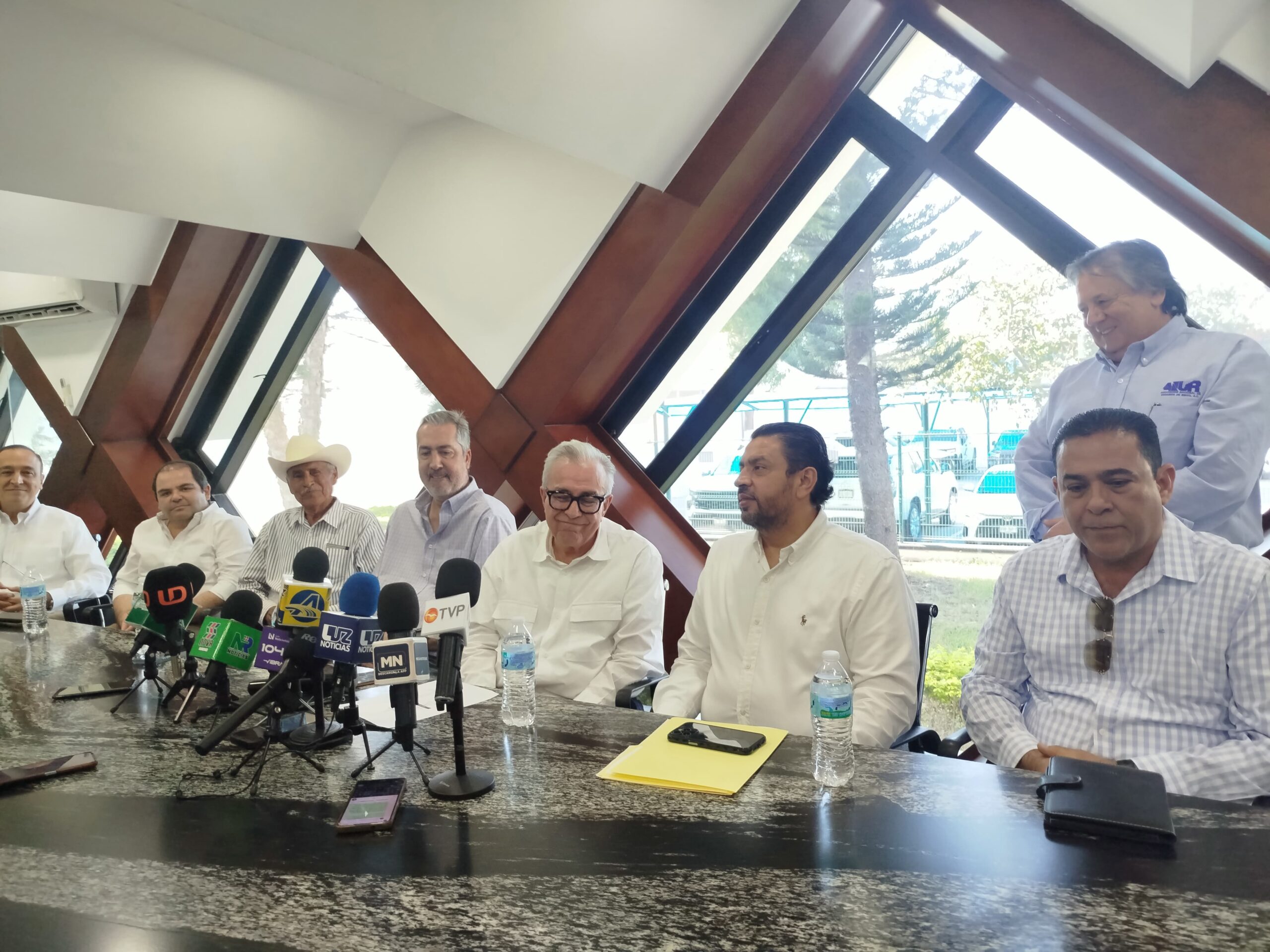 Rocha Moya llega de sorpresa a Los Mochis