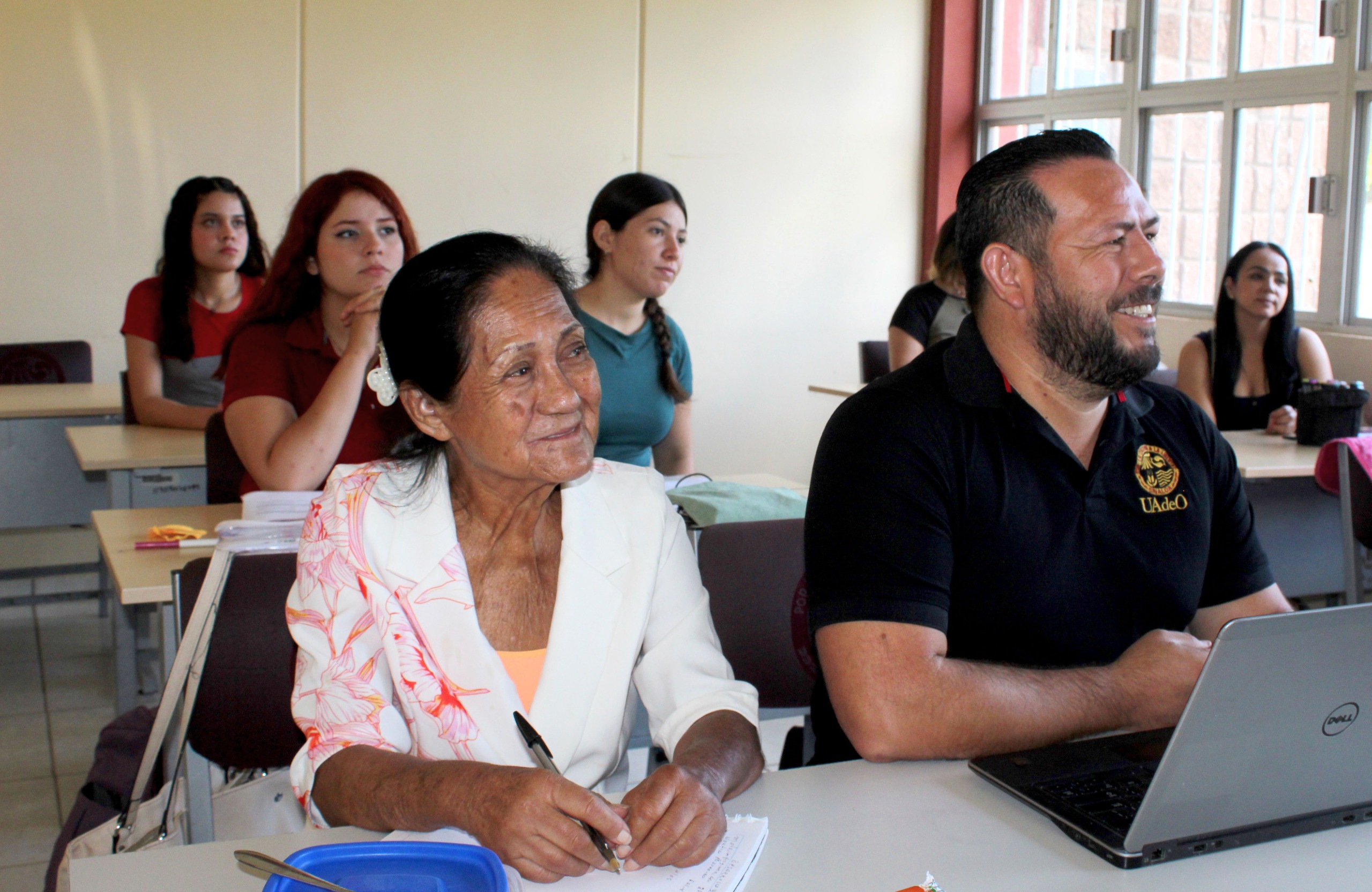 Rosa Elva de casi 80 años viaja para estudiar Psicología en la UAdeO de Guasave
