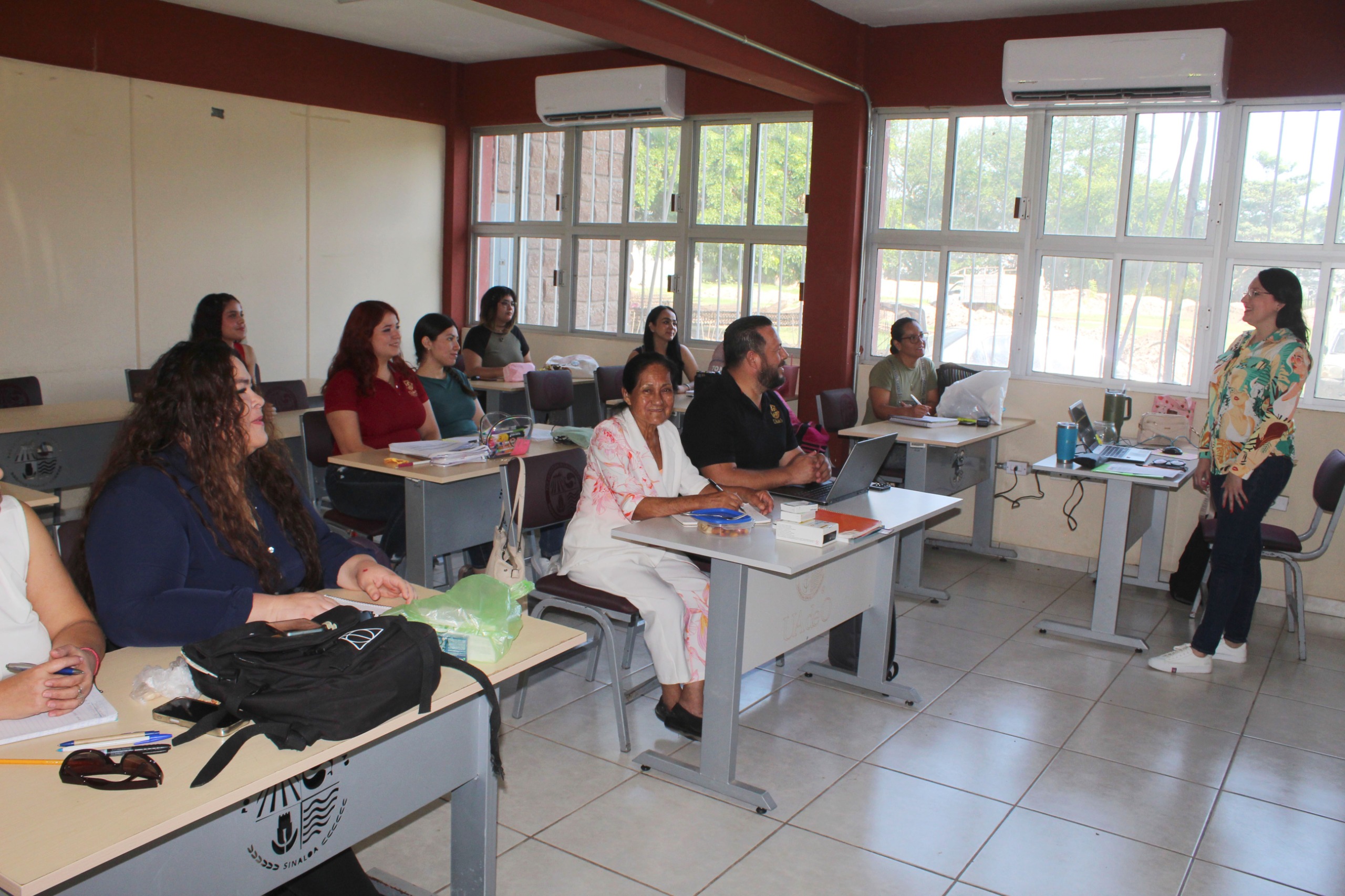 Rosa Elva de casi 80 años viaja para estudiar Psicología en la UAdeO de Guasave
