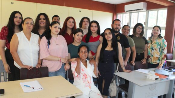 De El Walamo, Mazatlán a Guasave, Sinaloa: Rosa Elva de casi 80 años viaja para estudiar Psicología