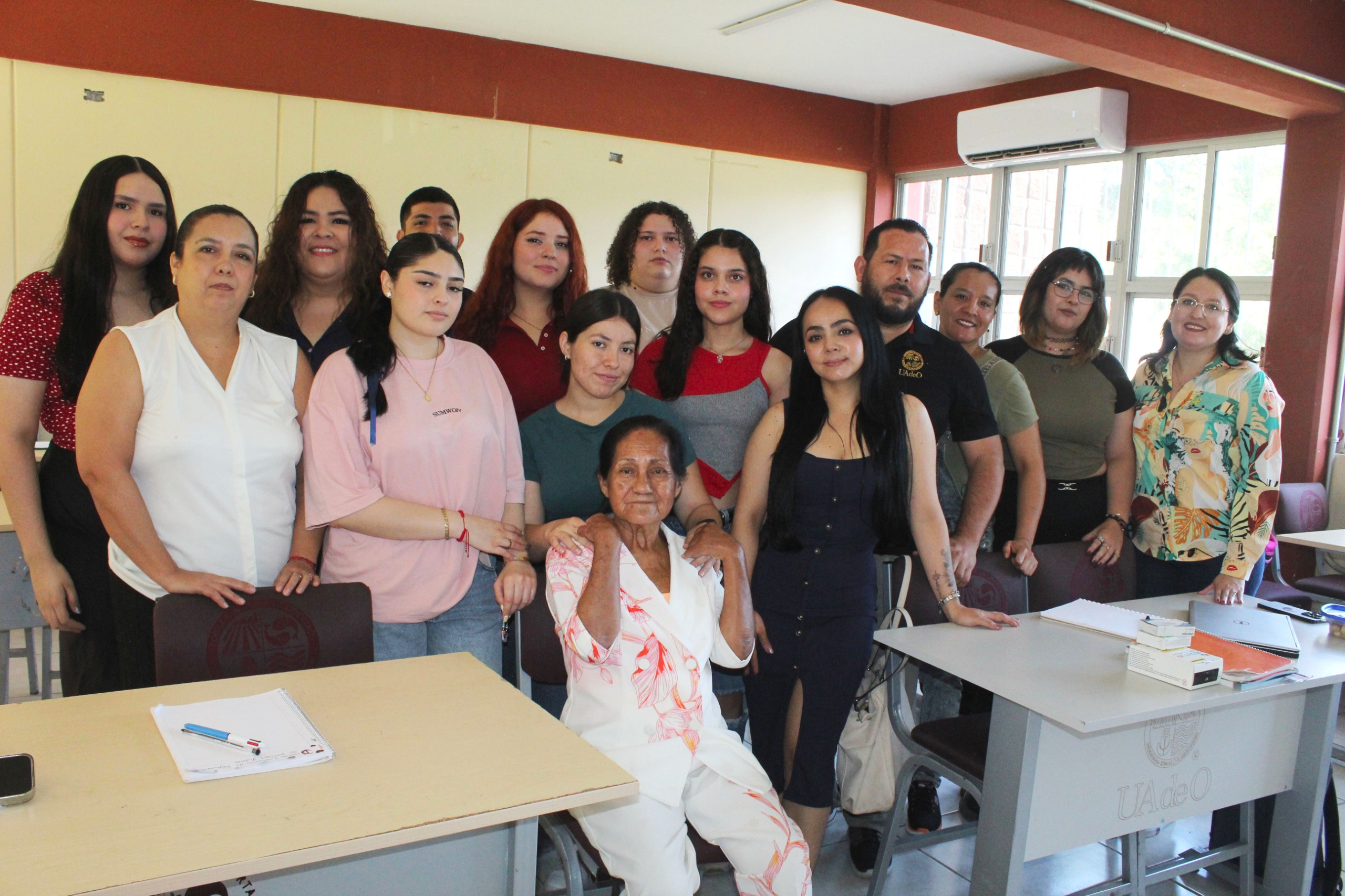 Rosa Elva de casi 80 años viaja para estudiar Psicología en la UAdeO de Guasave