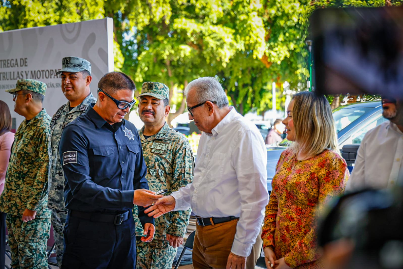 Rubén Rocha Moya entrega patrullas a la Policía Estatal