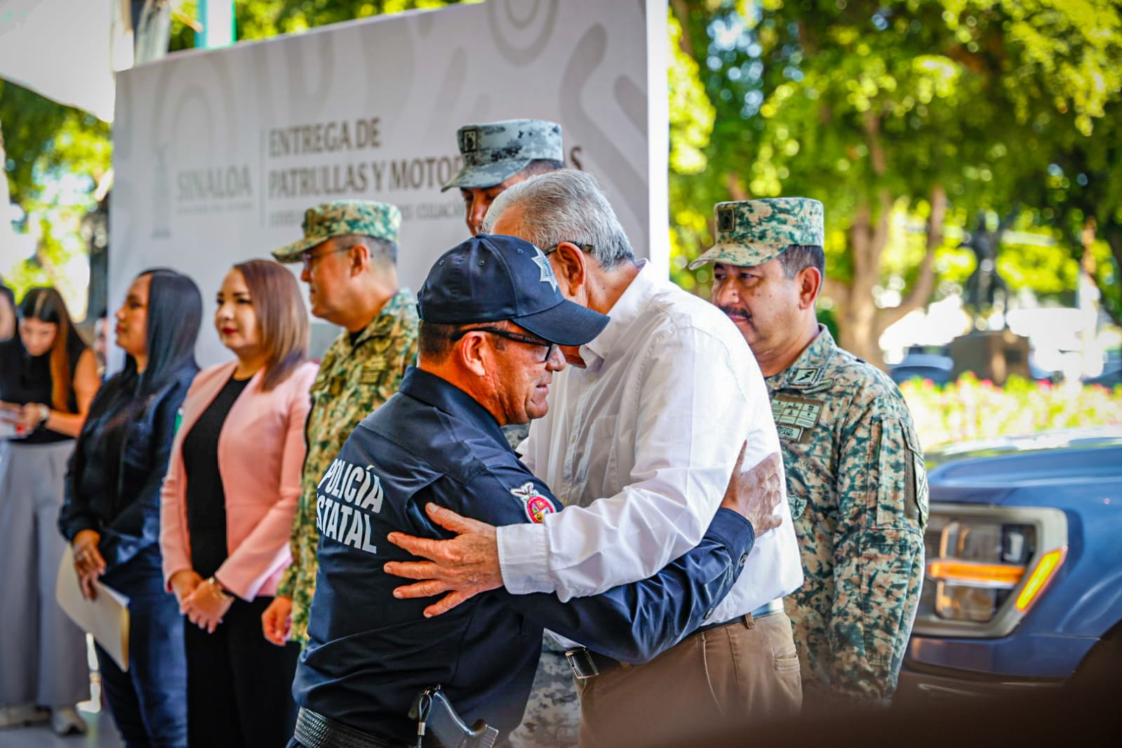 Rubén Rocha Moya entrega patrullas a la Policía Estatal