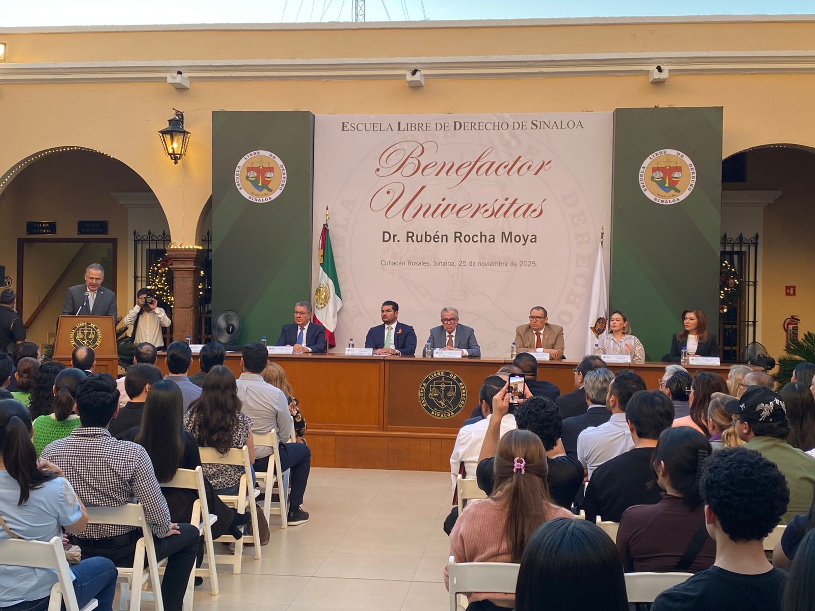 Rubén Rocha Moya recibe la distinción "Benefactor Universitas" de la Escuela Libre de Derecho de Sinaloa