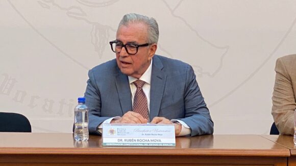 Recibe Rocha la Distinción Académica “Benefactor Universitas” de la Escuela Libre de Derecho de Sinaloa