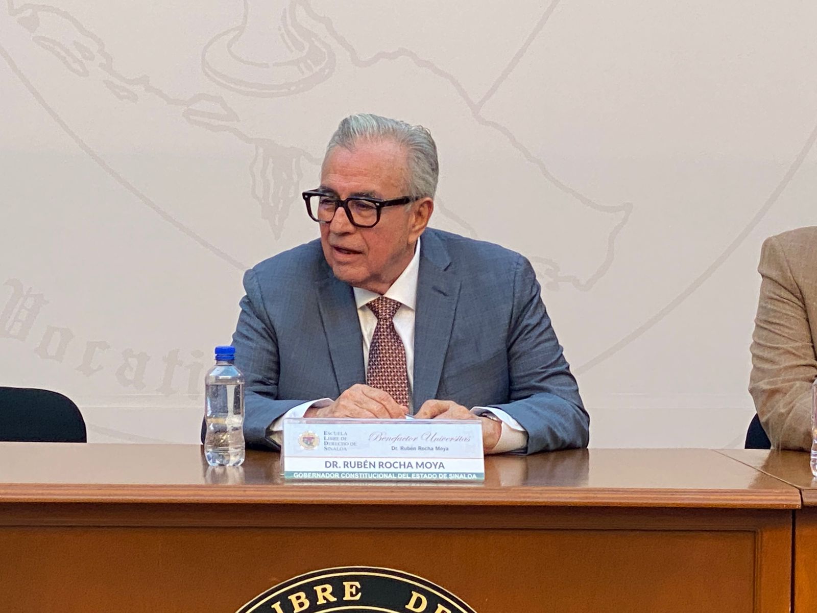 Rubén Rocha Moya recibe la distinción "Benefactor Universitas" de la Escuela Libre de Derecho de Sinaloa