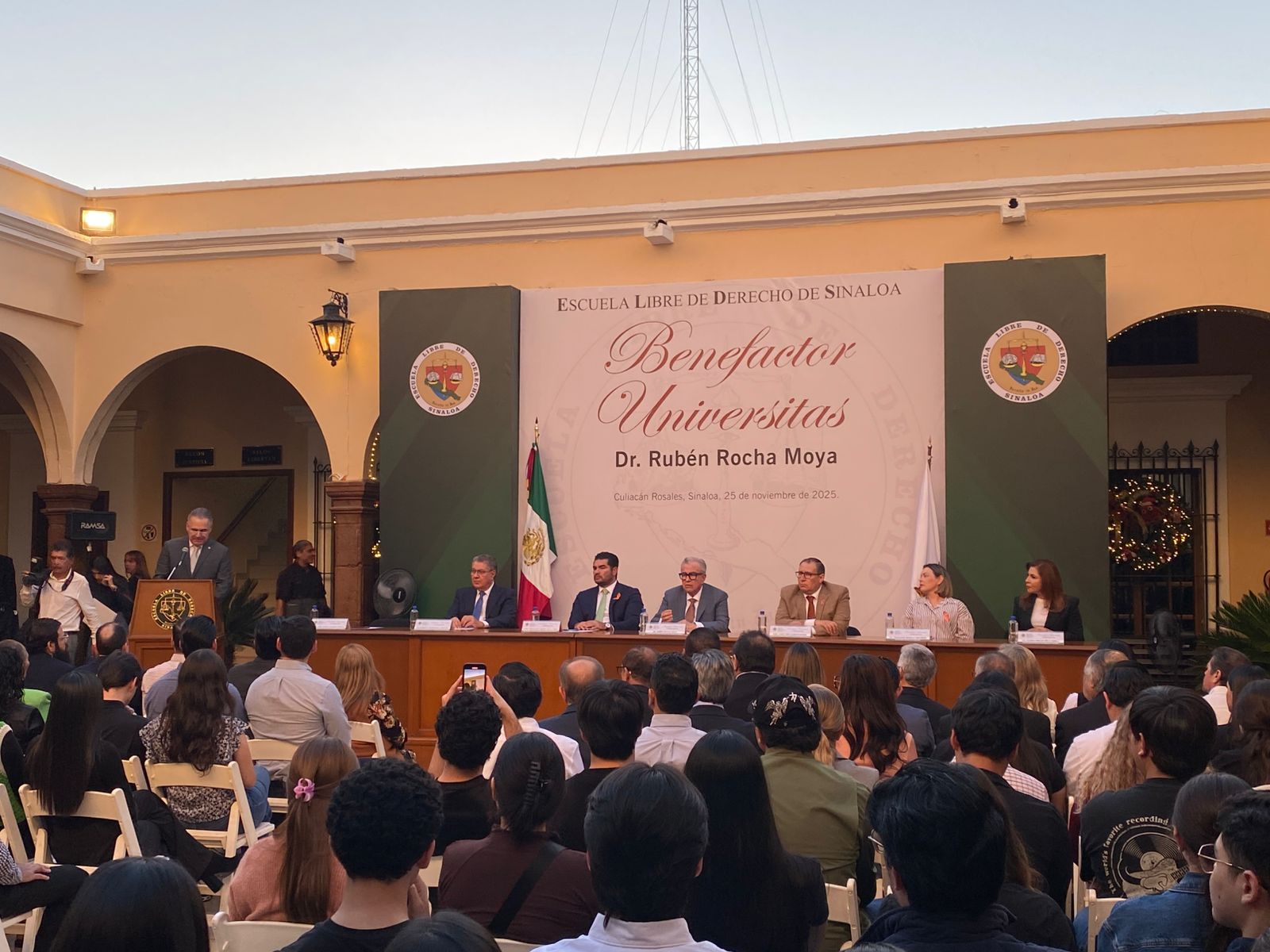 Rubén Rocha Moya recibe la distinción "Benefactor Universitas" de la Escuela Libre de Derecho de Sinaloa