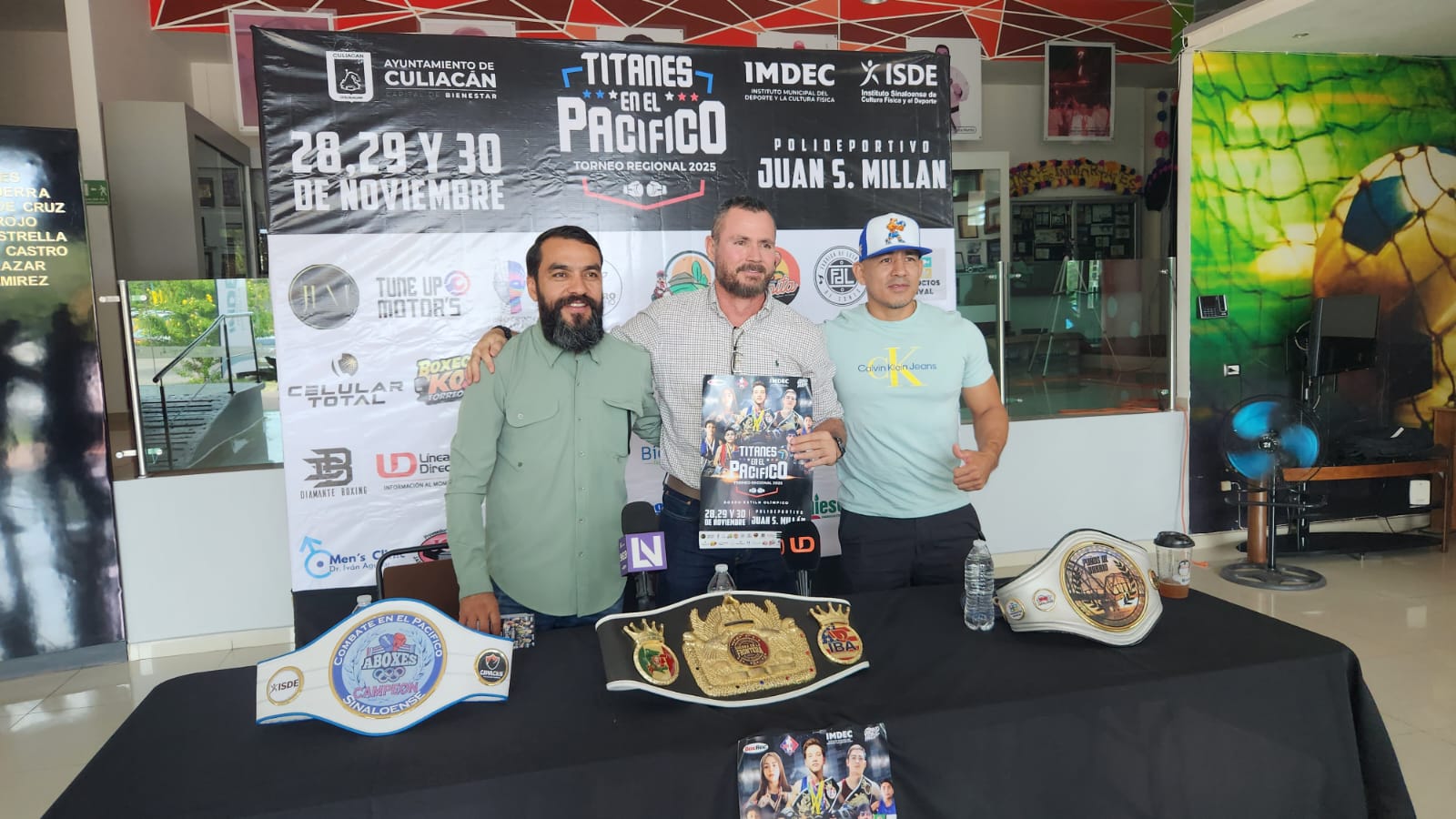conferencia de prensa celebrada en el Salón de la Fama de Culiacán