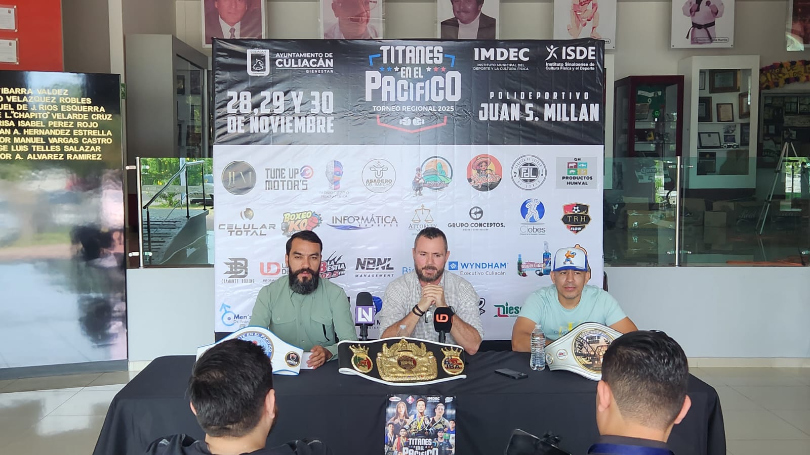 conferencia de prensa celebrada en el Salón de la Fama de Culiacán