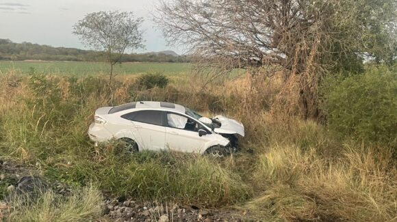 Jóvenes resultan lesionados tras salida de camino en la carretera Mocorito-Rosa Morada