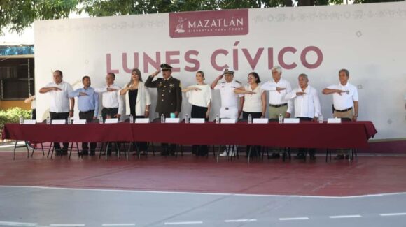 Secundaria ‘Guillermo Prieto’ en Mazatlán, Sinaloa llega a sus 60 años y lo reconocen en Lunes Cívico