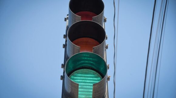 Llegan nuevos semáforos a Los Mochis, el 20 de diciembre ya estarán en funciones, detalla el alcalde Toño Menéndez