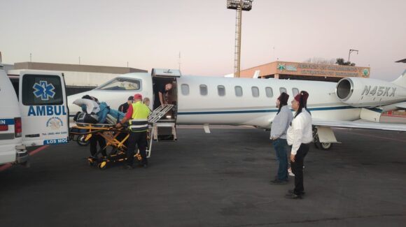 Noé Alonso quien sufrió una descarga eléctrica en un domicilio de Los Mochis ya fue trasladado por Shriners a Sacramento, California