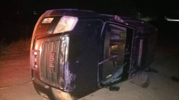 Conductor de una vagoneta queda volcado en el Libramiento Oriente a la salida de Los Mochis, Sinaloa