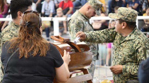 Más de mil 400 jóvenes definen su situación militar en Mazatlán, Sinaloa; realizan sorteo del Servicio Militar Nacional