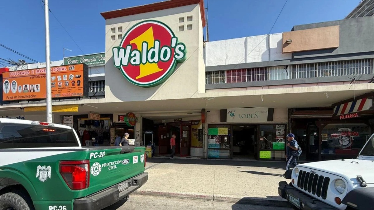 Sucursal de Waldo's y camioneta de Protección Civil en Baja California
