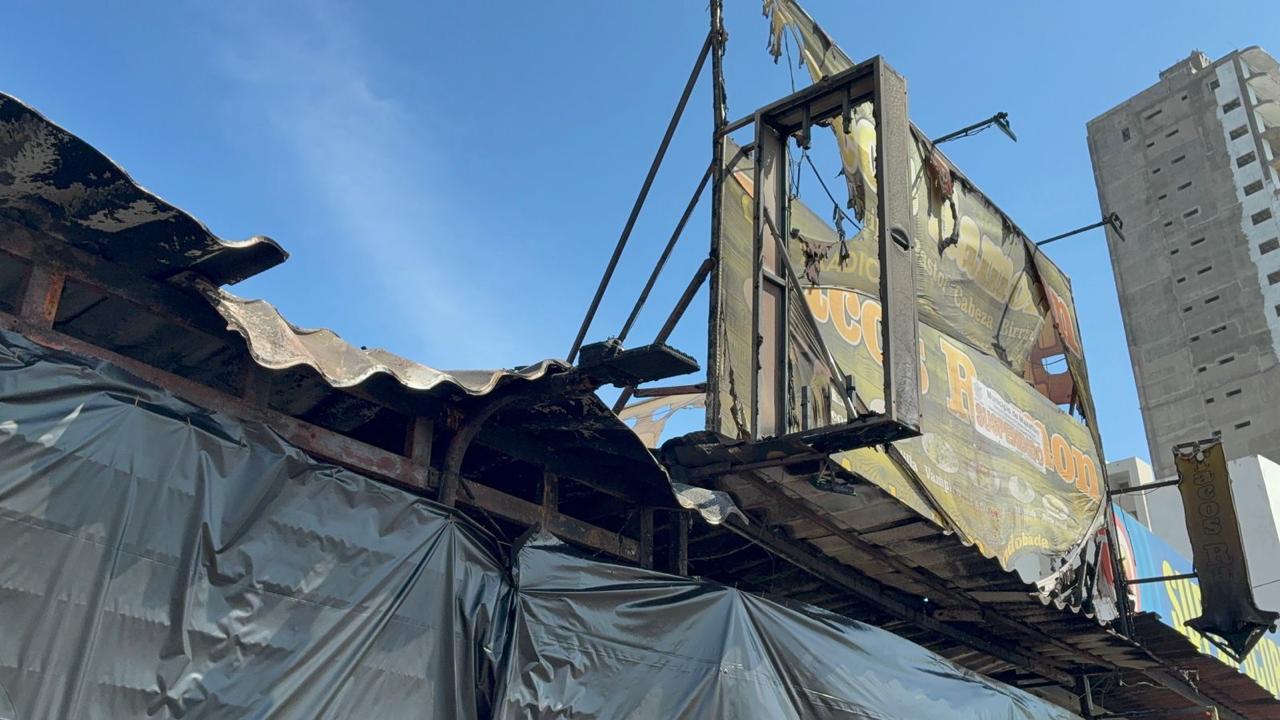 Restos calcinados tras explosión en taquería de Mazatlán