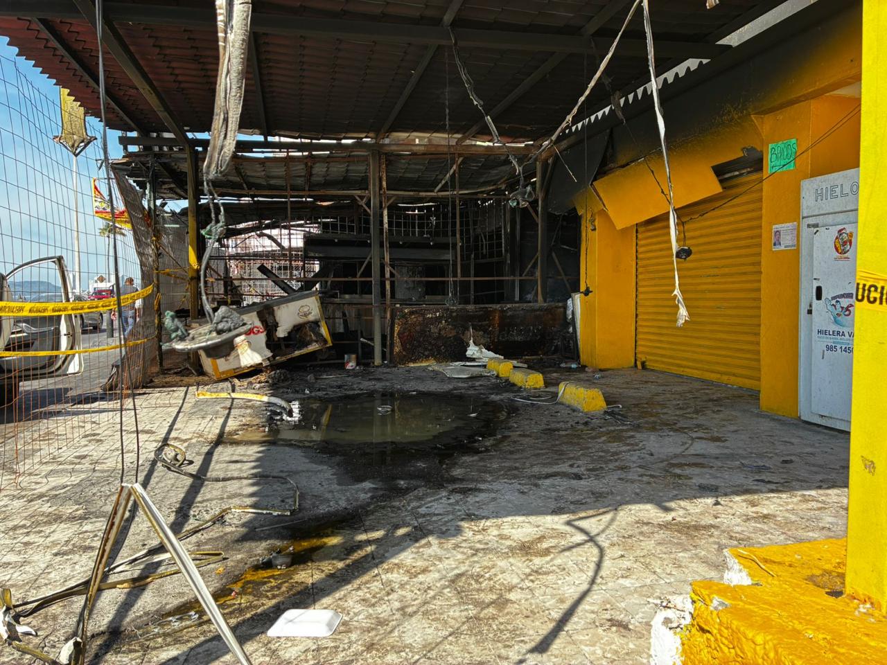 Restos calcinados tras explosión en taquería de Mazatlán