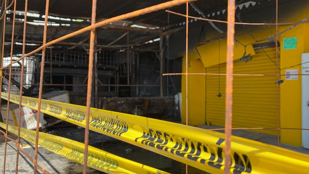 Restos calcinados tras explosión en taquería de Mazatlán