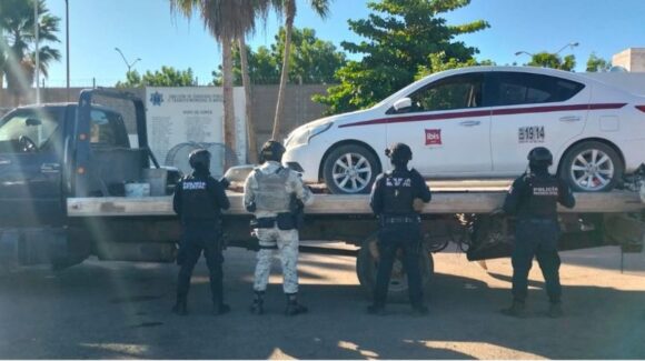 Recuperan en San Pedro y Villa Juárez en Navolato, Sinaloa dos vehículos con reporte de robo; uno es un taxi