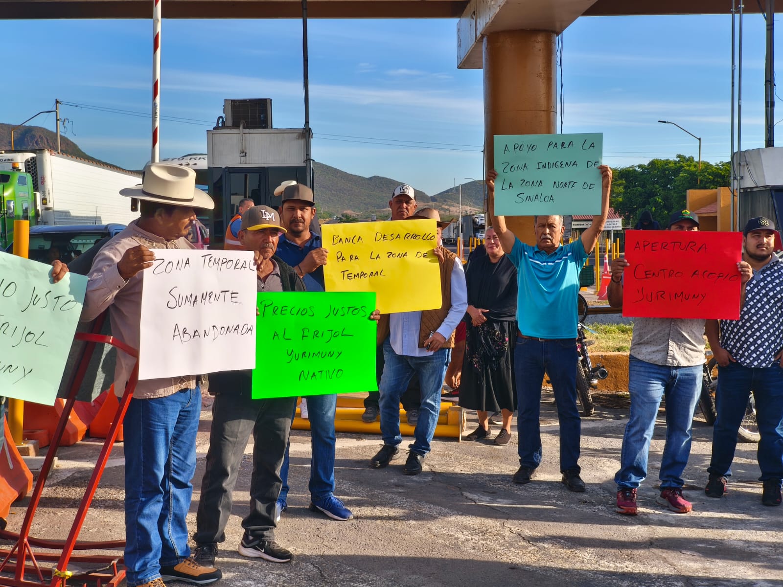 Temporaleros se manifiestan en la caseta de San Miguel Zapotitlán