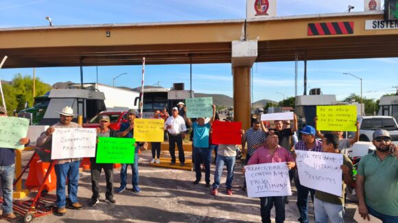 Temporaleros se manifiestan en la caseta de San Miguel Zapotitlán; los llaman a pláticas en Culiacán con Ismael Bello