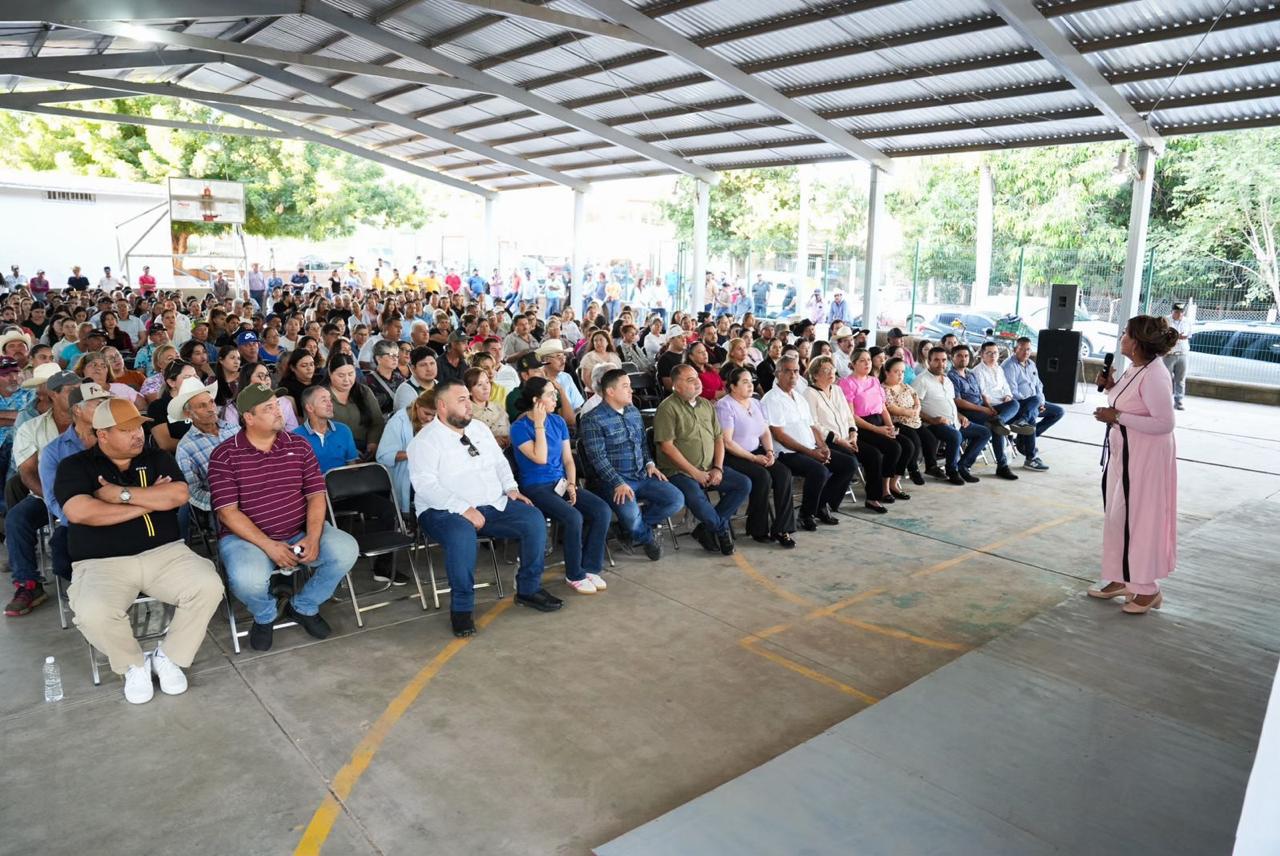 Tere Guerra dando informe en Sinaloa municipio