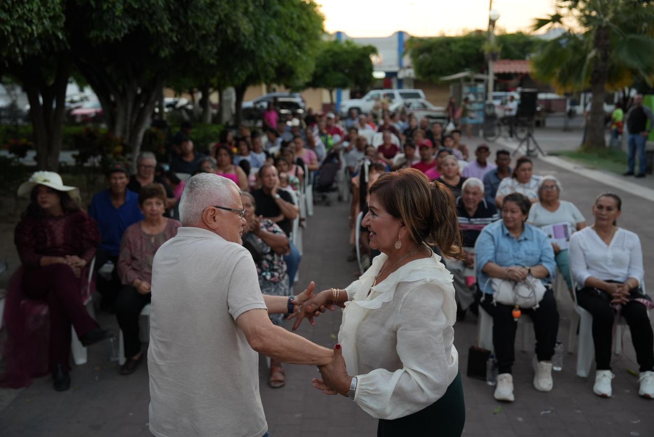 Tere Guerra sostiene encuentros ciudadanos en Rosario y Escuinapa
