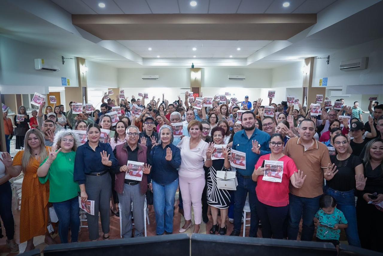 Tere Guerra en reunión con sectores sociales del municipio de Salvador Alvarado