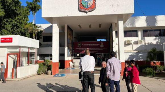 ¡Nadie entra! Policías jubilados toman el Ayuntamiento de Guasave, Sinaloa