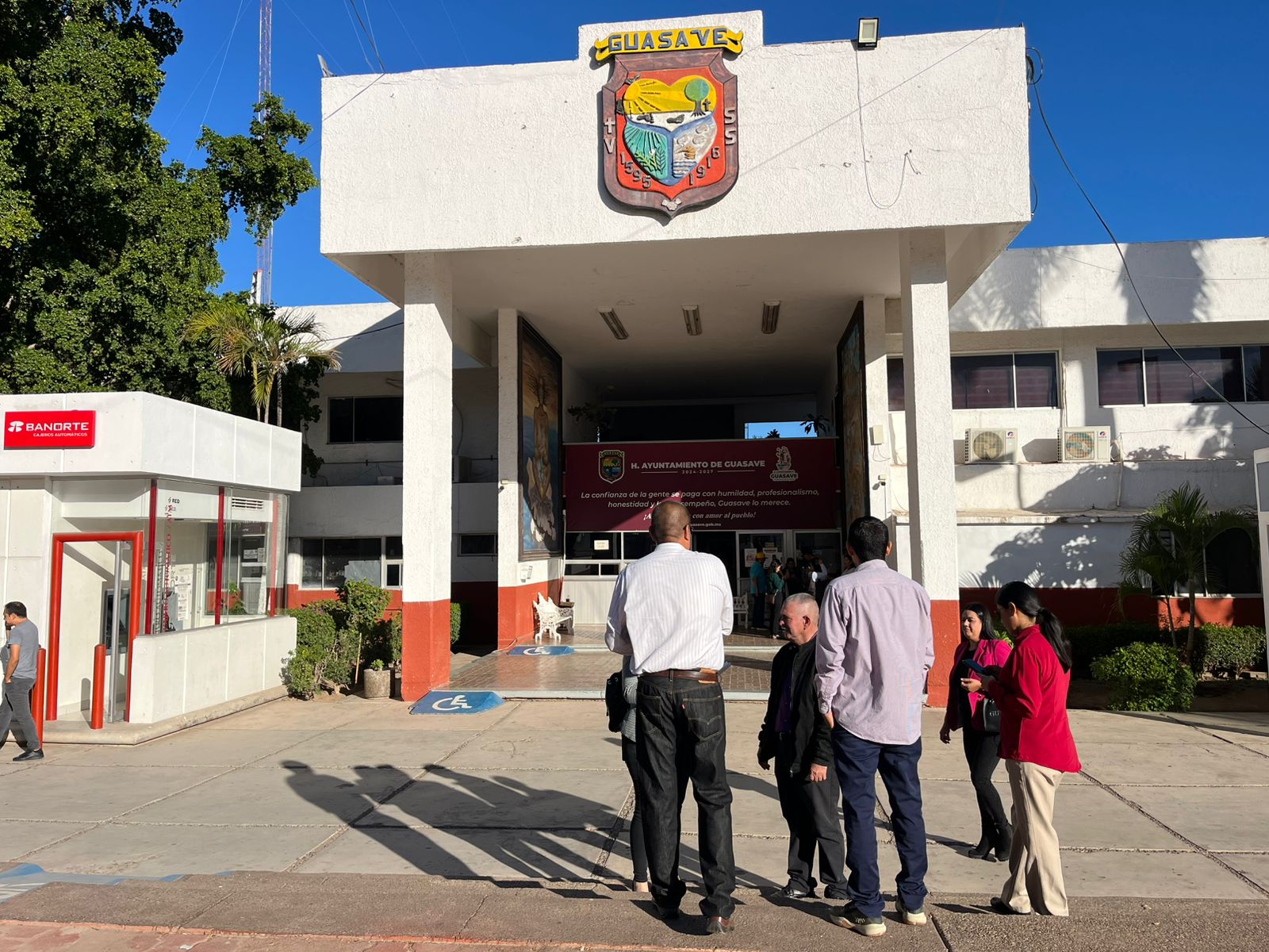 todos los accesos del ayuntamiento de guasave quedaron bloqueados