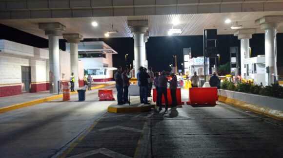 Productores pasarán la noche en bloqueo de caseta Cuatro Caminos en Guasave, Sinaloa