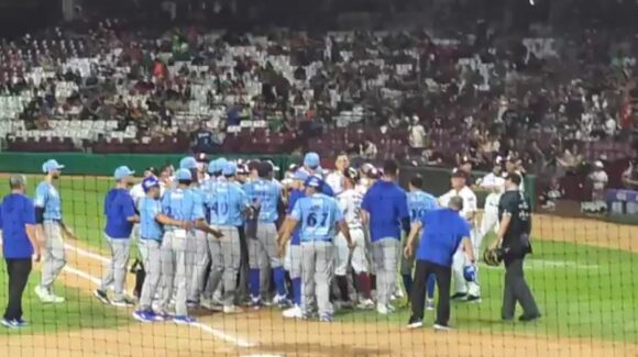 Se vacían las bancas en el juego entre Tomateros y Charros