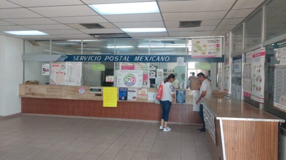 Trabajadores de Correos de México se manifiestan pacíficamente, en Guamúchil, Sinaloa; exigen mejores condiciones laborales
