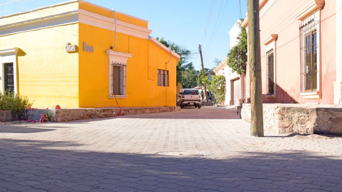 trabajo de adoquinamiento en el fuerte sinaloa